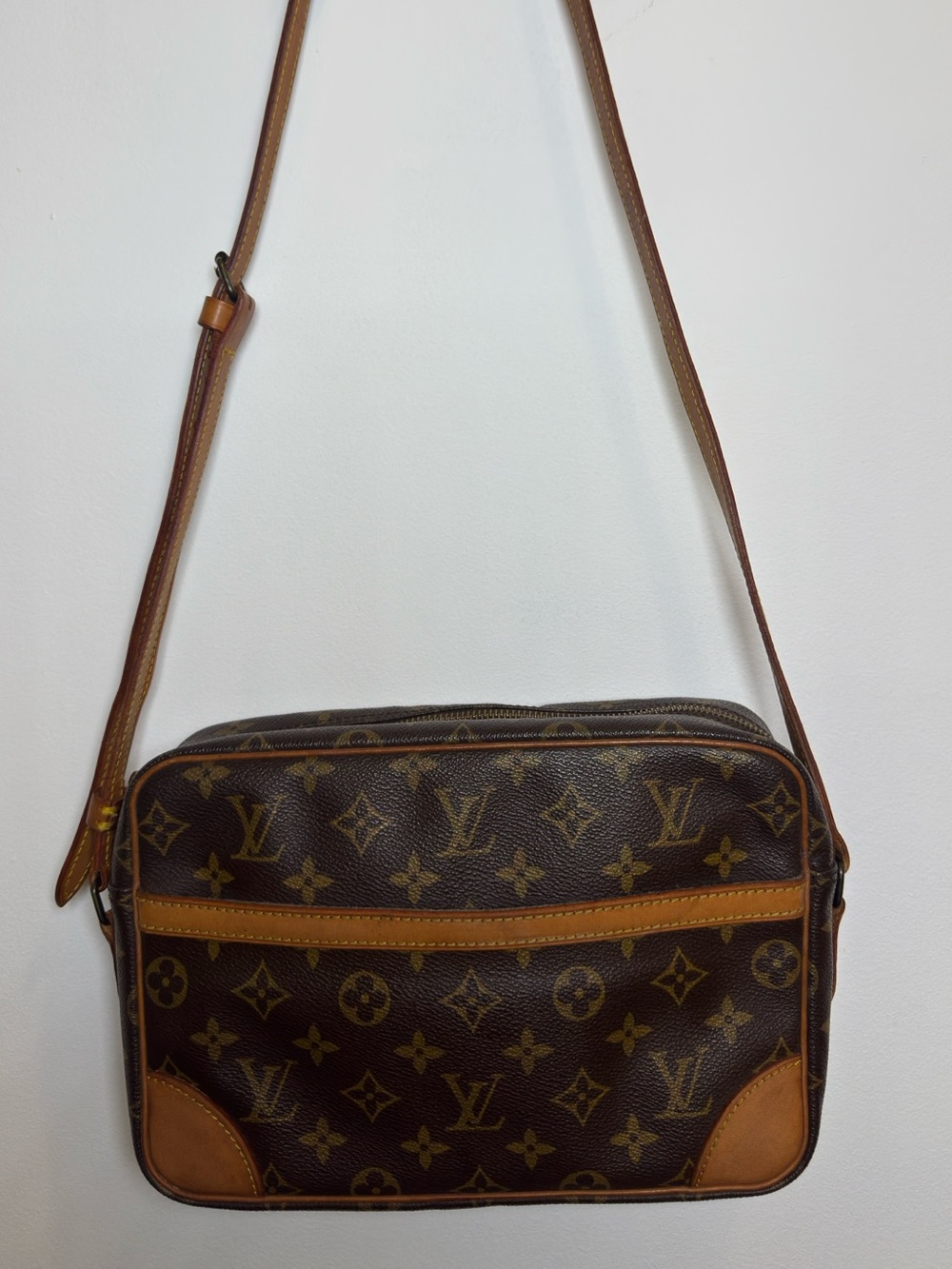 LOUIS VUITTON Trocadero Monogram Messenger Bag with proof of authenticity - Picture 3 of 16